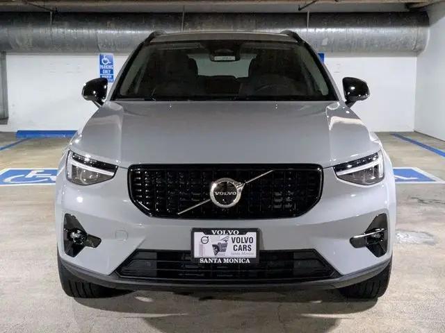 2025 Volvo XC40 B5 Ultra Dark Theme