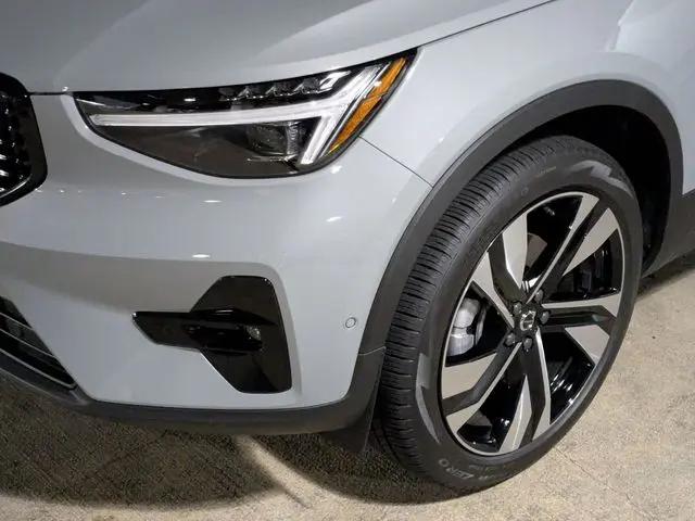 2025 Volvo XC40 B5 Ultra Dark Theme