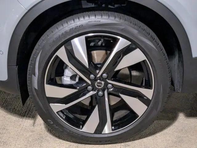 2025 Volvo XC40 B5 Ultra Dark Theme