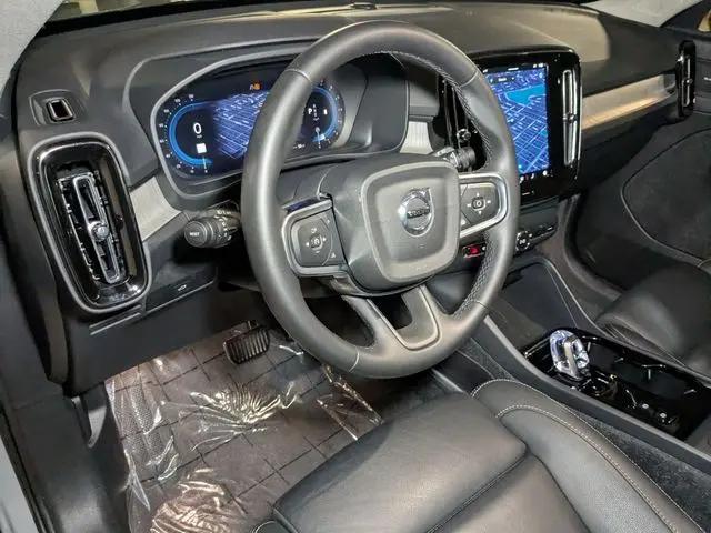 2025 Volvo XC40 B5 Ultra Dark Theme