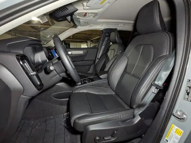 2025 Volvo XC40 B5 Ultra Dark Theme