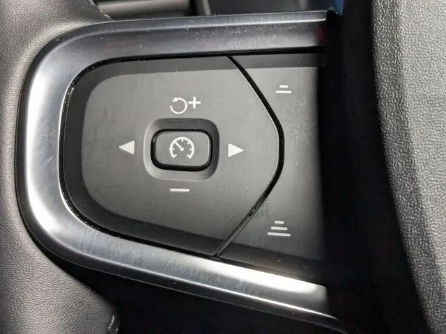 2025 Volvo XC40 B5 Ultra Dark Theme