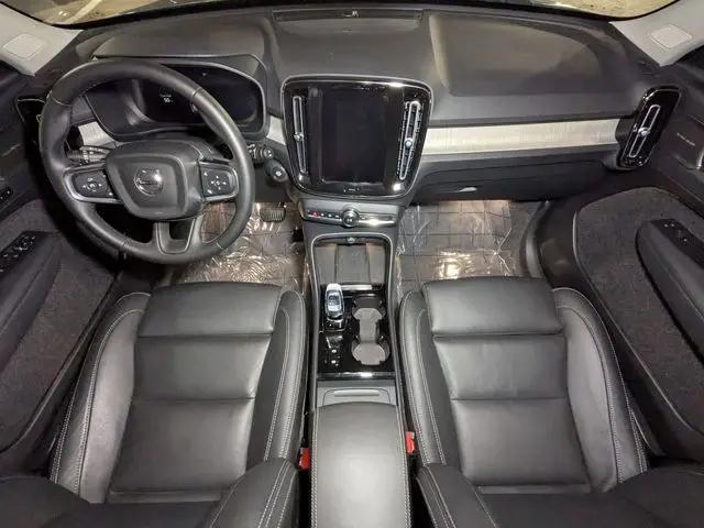 2025 Volvo XC40 B5 Ultra Dark Theme