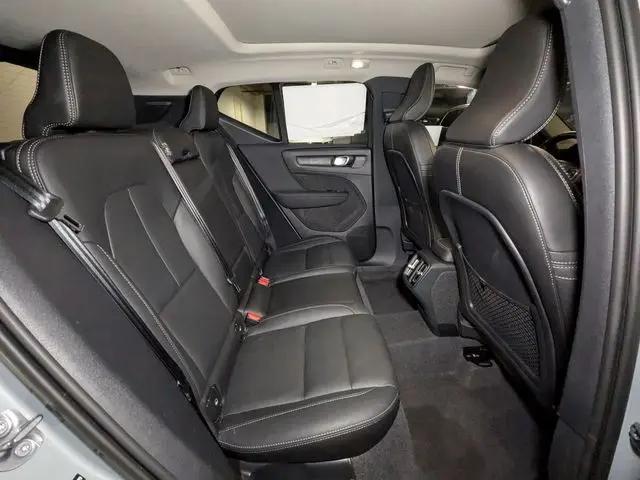2025 Volvo XC40 B5 Ultra Dark Theme