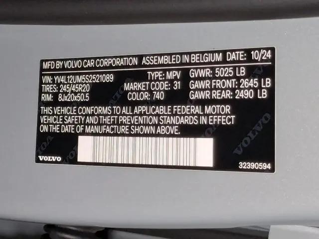 2025 Volvo XC40 B5 Ultra Dark Theme
