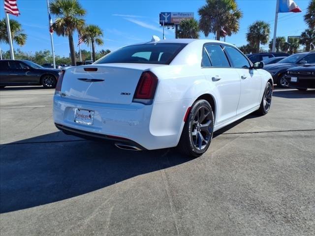 2022 Chrysler 300 Touring L