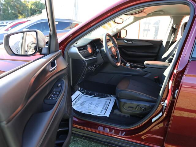 2023 Jeep Grand Cherokee L Laredo 4x2