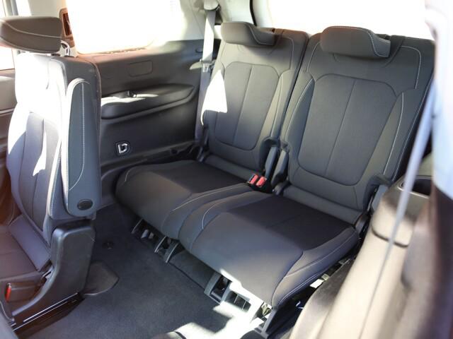 2023 Jeep Grand Cherokee L Laredo 4x2