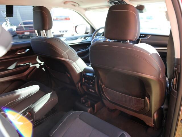 2023 Jeep Grand Cherokee L Laredo 4x2