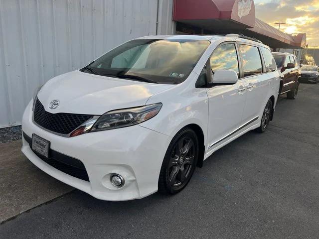 2017 Toyota Sienna SE Premium 8 Passenger