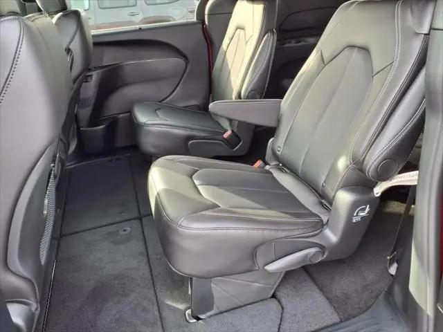 2025 Chrysler Voyager LX