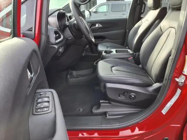 2025 Chrysler Voyager LX