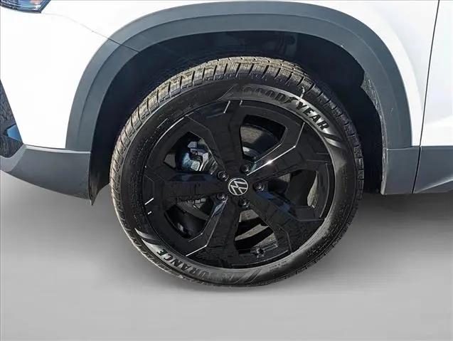 2025 Volkswagen Taos 1.5T SE Black