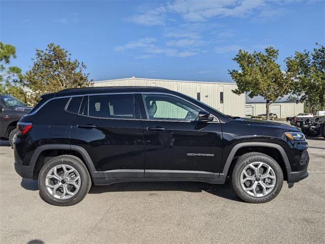 2025 Jeep Compass COMPASS LATITUDE 4X4
