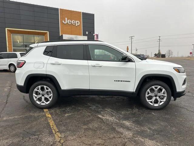 2025 Jeep Compass COMPASS LATITUDE 4X4