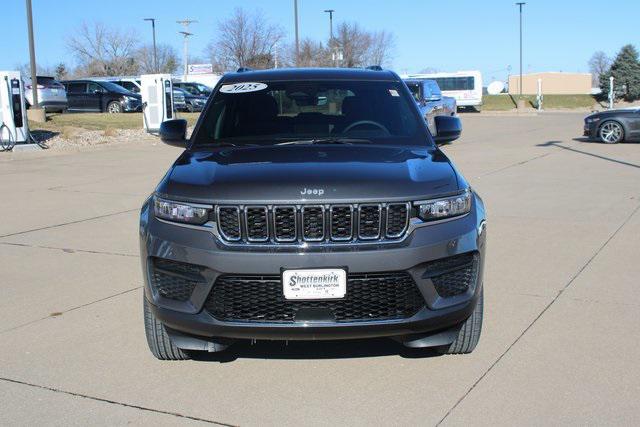 2025 Jeep Grand Cherokee GRAND CHEROKEE LAREDO X 4X4