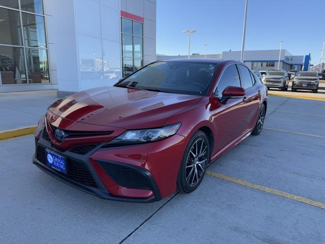 2022 Toyota Camry SE Hybrid