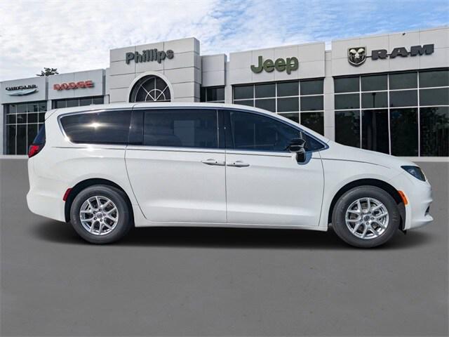 2025 Chrysler Voyager VOYAGER