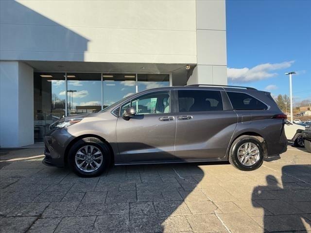 2022 Toyota Sienna LE