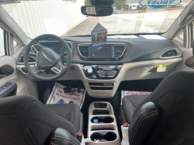 2024 Chrysler Voyager LX