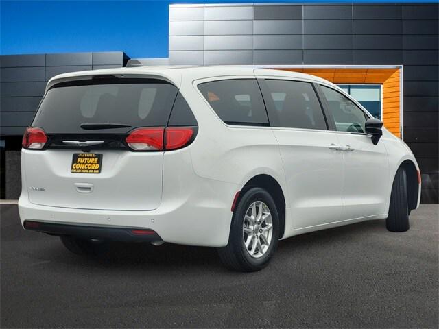 2025 Chrysler Voyager LX