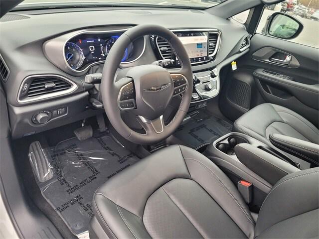 2025 Chrysler Voyager LX