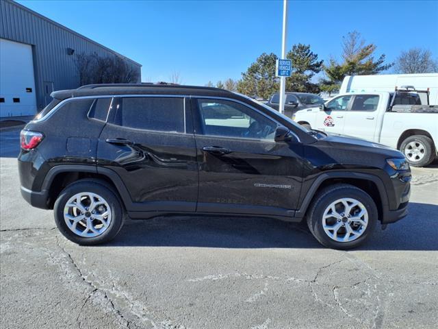 2025 Jeep Compass COMPASS LATITUDE 4X4
