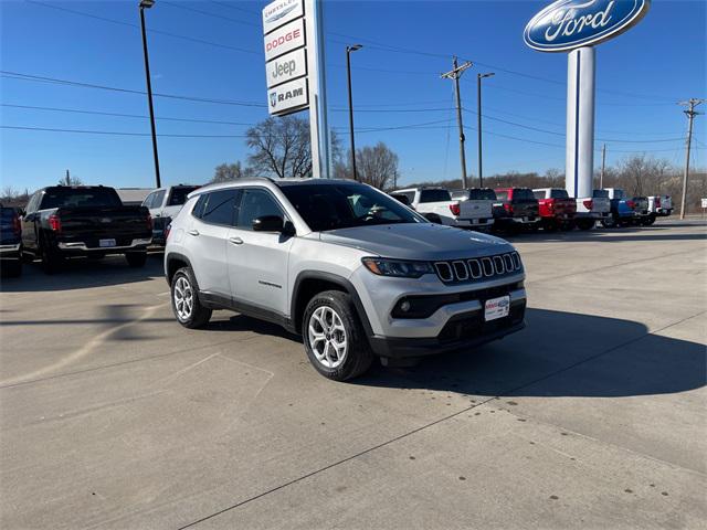 2025 Jeep Compass COMPASS LATITUDE 4X4
