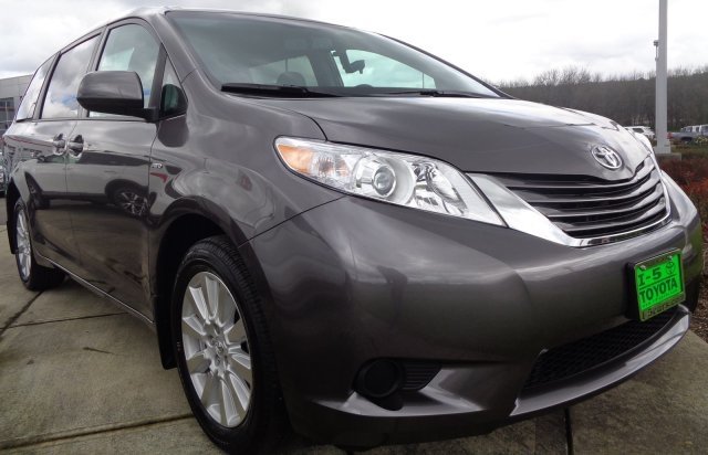 2017 Toyota Sienna LE for sale in Chehalis, WA