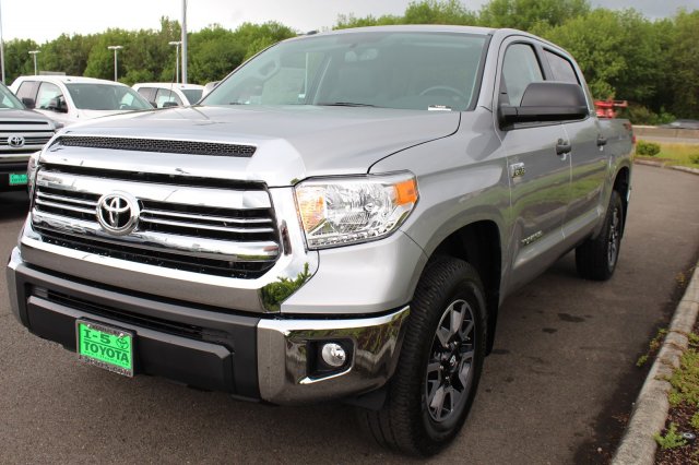 2017 Toyota Tundra CrewMax 5.5' Bed 5.7L (Natl)