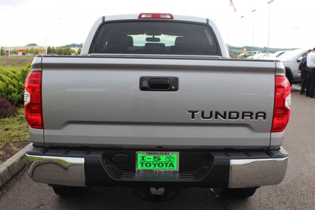 2017 Toyota Tundra CrewMax 5.5' Bed 5.7L (Natl)