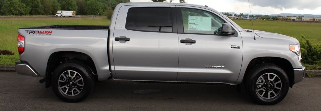 2017 Toyota Tundra CrewMax 5.5' Bed 5.7L (Natl)