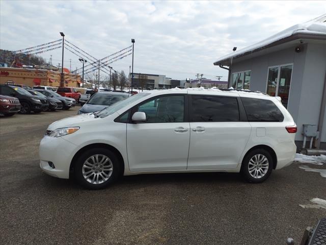 2017 Toyota Sienna XLE 8 Passenger