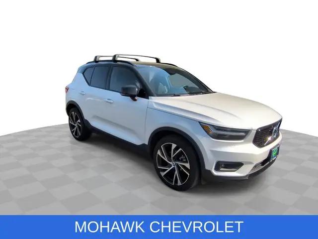 2022 Volvo XC40 T5 R-Design