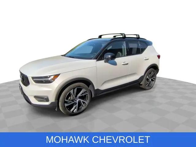 2022 Volvo XC40 T5 R-Design