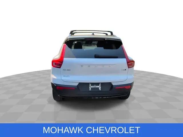 2022 Volvo XC40 T5 R-Design