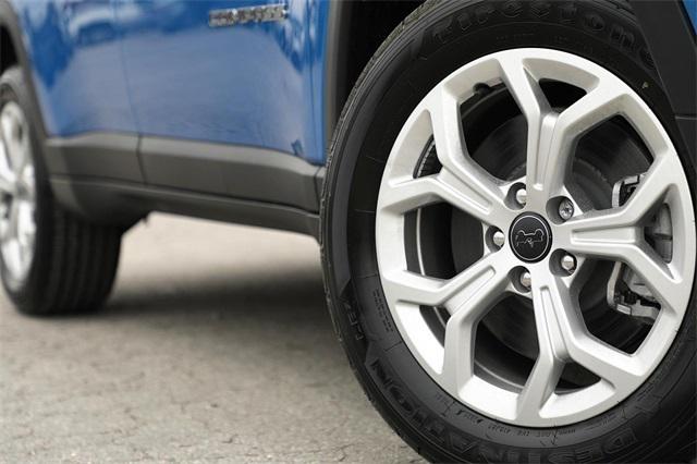 2025 Jeep Compass COMPASS LATITUDE 4X4