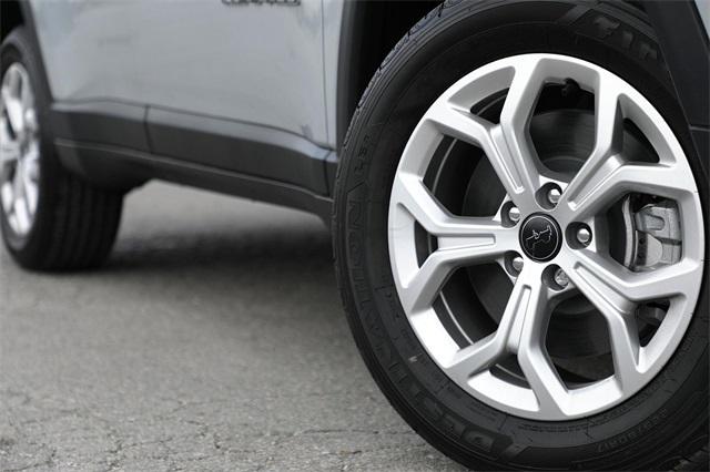 2025 Jeep Compass COMPASS LATITUDE 4X4