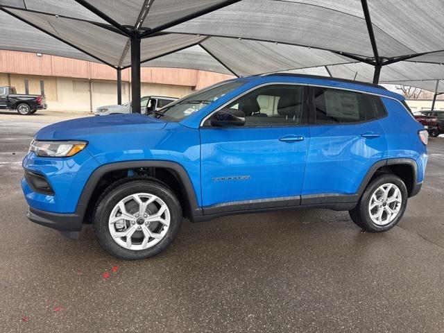 2025 Jeep Compass COMPASS LATITUDE 4X4