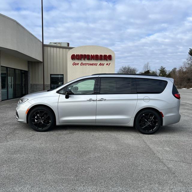 2024 Chrysler Pacifica PACIFICA TOURING L