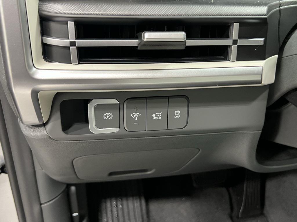 New 2025 Shimmering Silver Hyundai SEL AWD image 240