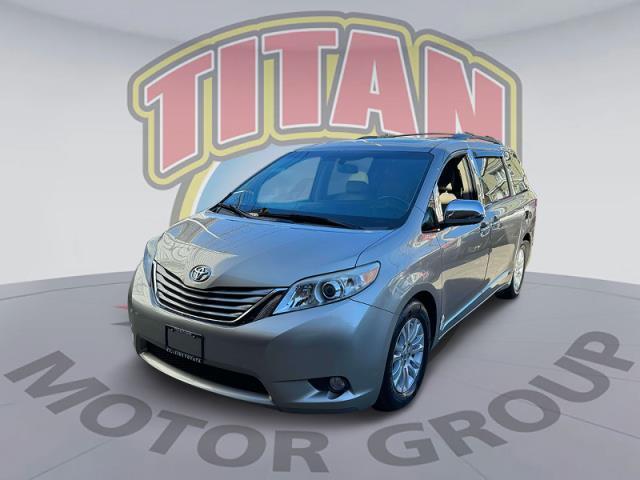2017 Toyota Sienna XLE 8 Passenger [0]