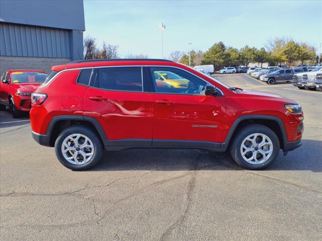 2025 Jeep Compass COMPASS LATITUDE 4X4