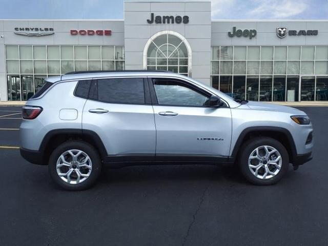 2025 Jeep Compass COMPASS LATITUDE 4X4