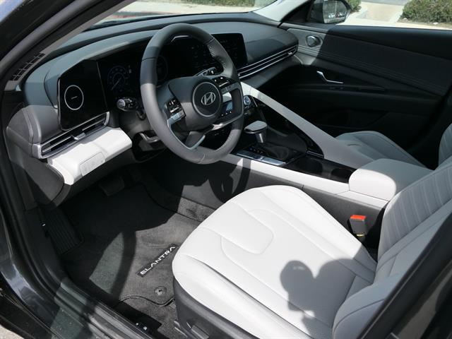 2025 Hyundai Elantra Limited - Photo 11