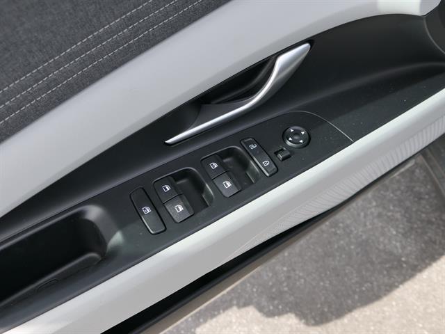 2025 Hyundai Elantra Limited - Photo 13