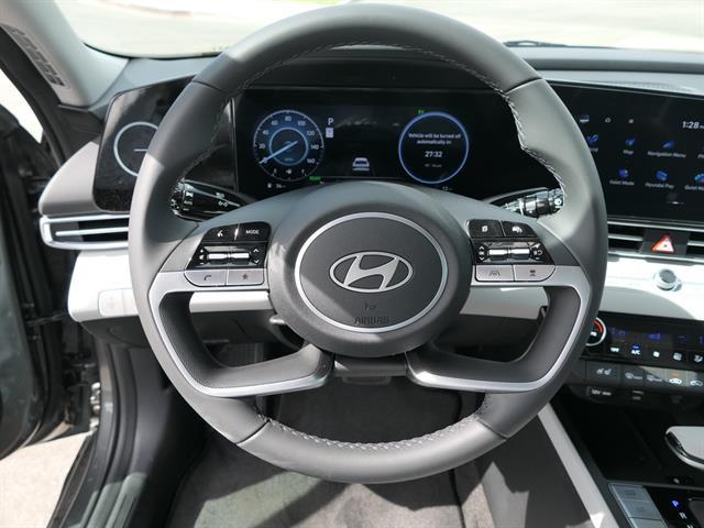 2025 Hyundai Elantra Limited - Photo 17