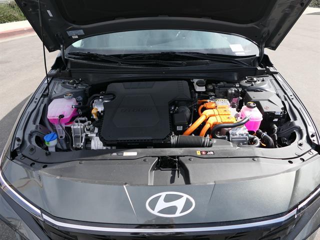 2025 Hyundai Elantra Limited - Photo 29