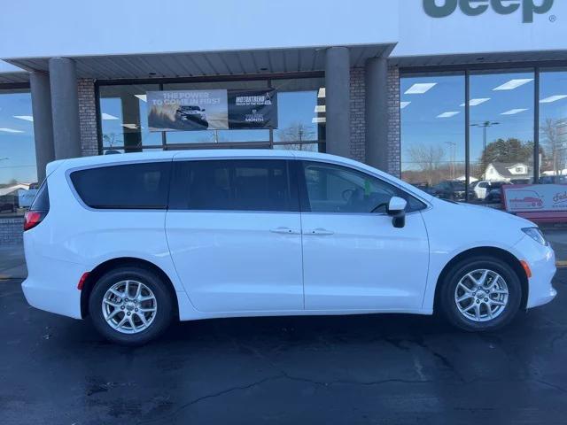 2022 Chrysler Voyager LX