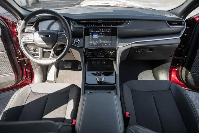 2025 Jeep Grand Cherokee GRAND CHEROKEE LAREDO X 4X4
